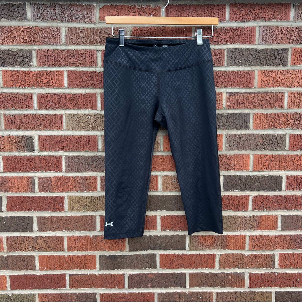 Under Armour Black Textured Printed Mid Rise Cropped Capri Athletic Leggings